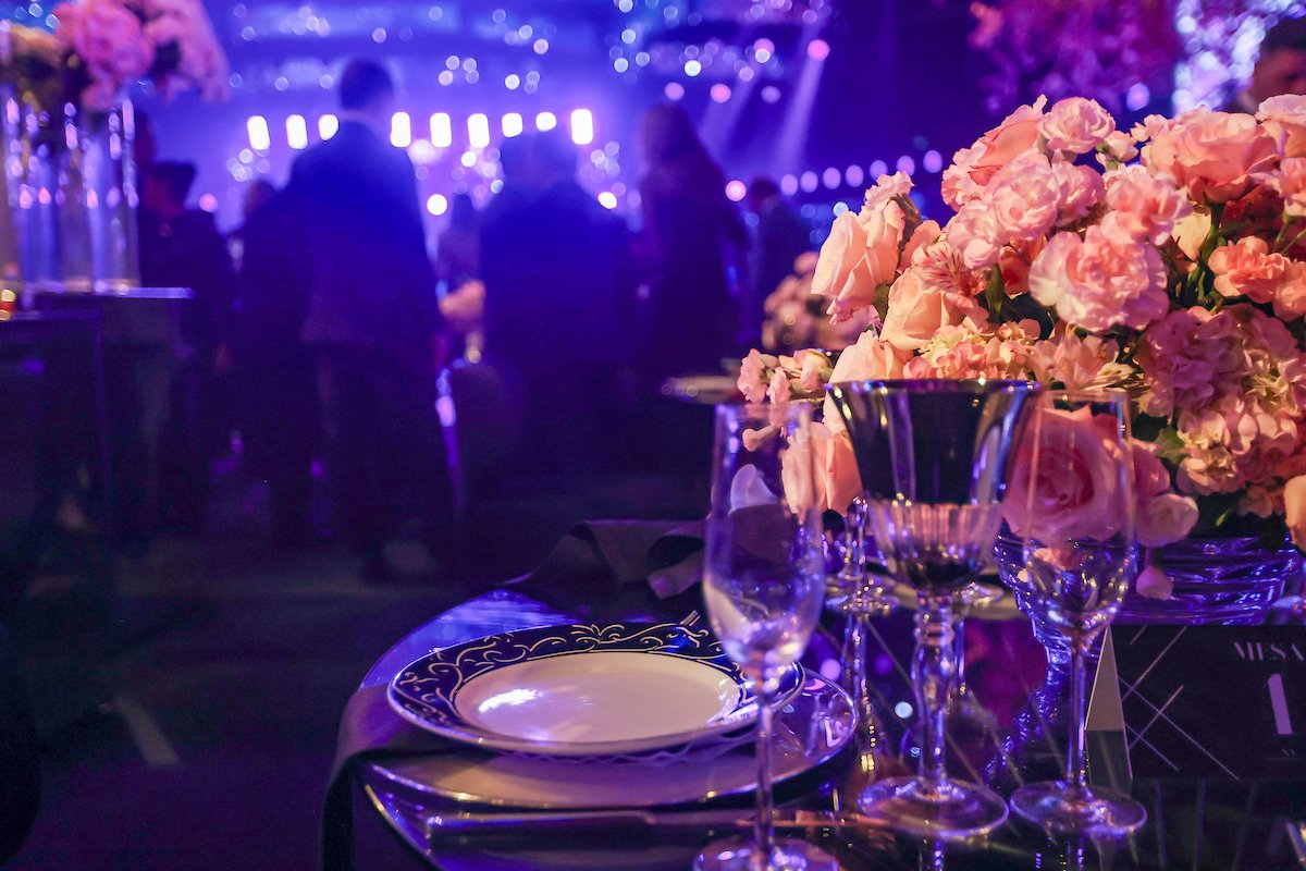 Decoração de mesa de jantar em meio a ambiente de festa - Metrópoles