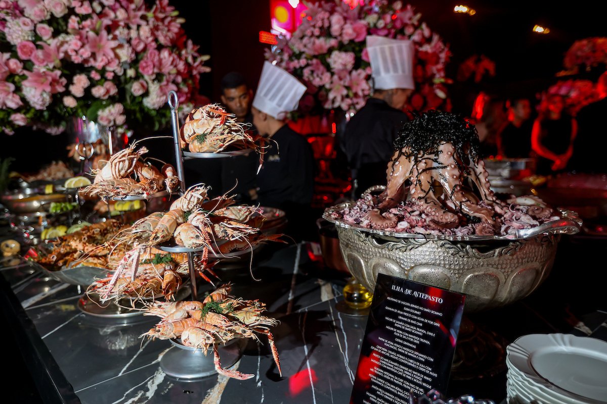 Mesa com vários tipos de frutos do mar servidos em uma festa - Metrópoles