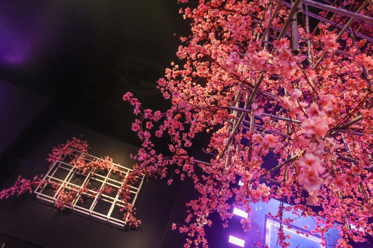 Arranjos de flores rosas em festa - Metrópoles