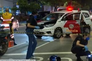 foto colorida de movimentação policial na Avenida dos Bandeirantes, onde uma GCM de Praia Grande foi baleada e morta por um assaltante - Metrópoles