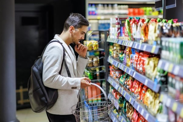Foto colorida de um homem no supermercado - Metrópoles