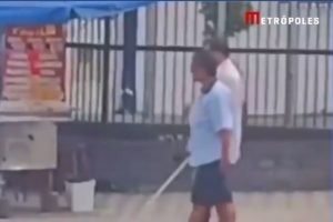 Captura do vídeo que mostra mulher acompanhando um homem cedo atravessando a rua
