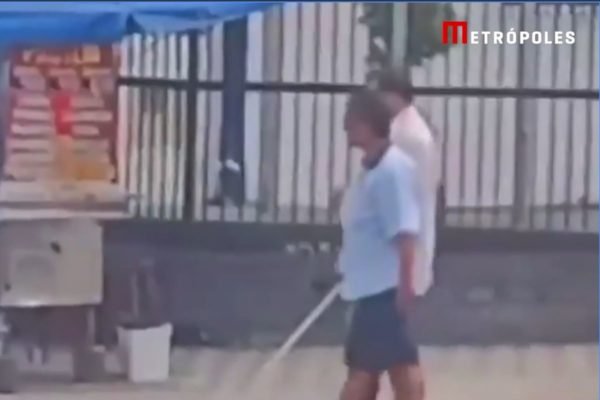 Captura do vídeo que mostra mulher acompanhando um homem cedo atravessando a rua