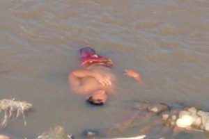 Imagem colorida de homem boiando em rio - Metrópoles