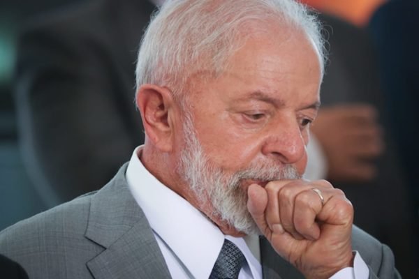 O presidente Lula com a mão na boca - Metrópoles