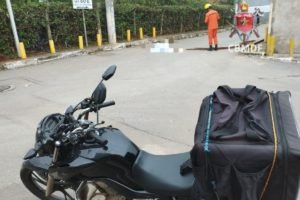 Homem de 32 anos que conduzia motocicleta acabou atropelando cachorro, perdendo controle de moto e batendo em poste. Ele morreu no local