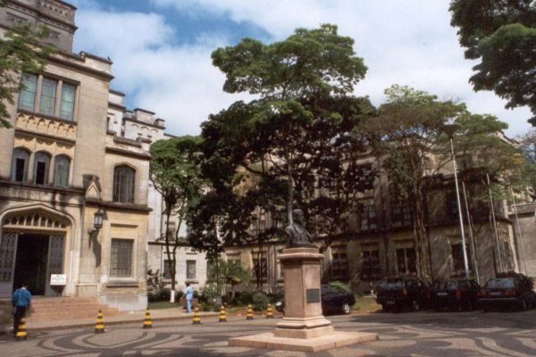 imagem colorida mostra fachada do prédio da faculdade de medicina da usp. prédio tem busco na frente e algumas árvores no entorno - metrópoles