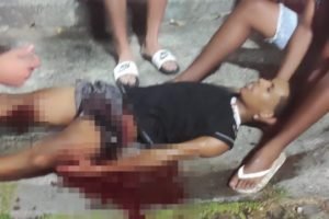 Imagem colorida de jovem caído no chão após ser atingido por disparo feito por PM no Rio - Metrópoles