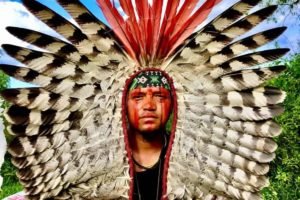 Imagem colorida do rosto do cacique Merong líder indígena em Brumadinho - Metrópoles