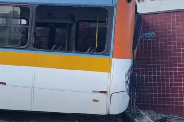 Ônibus batido em muro de escola - Metrópoles