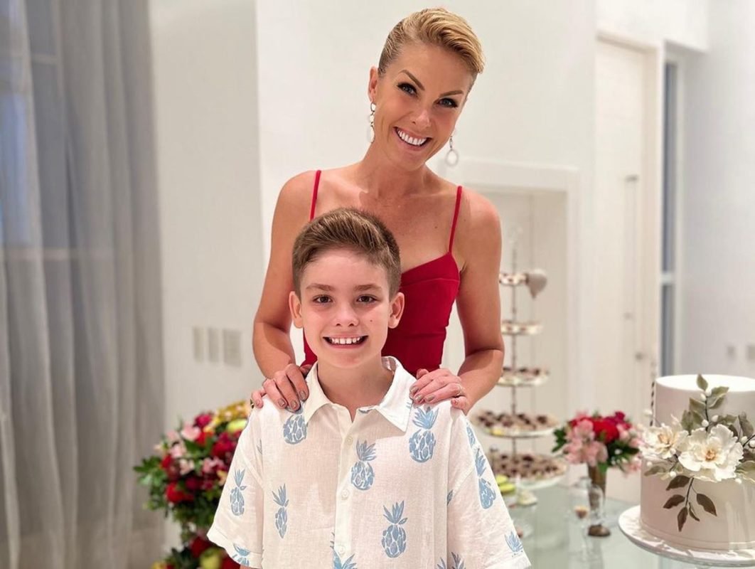 Ana Hickmann posa com o filho, Alezinho - Metrópoles