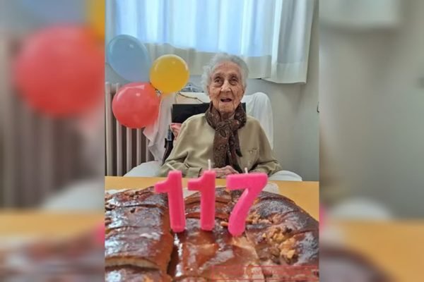 A idosa mais velha do mundo comemorando seus 117 anos