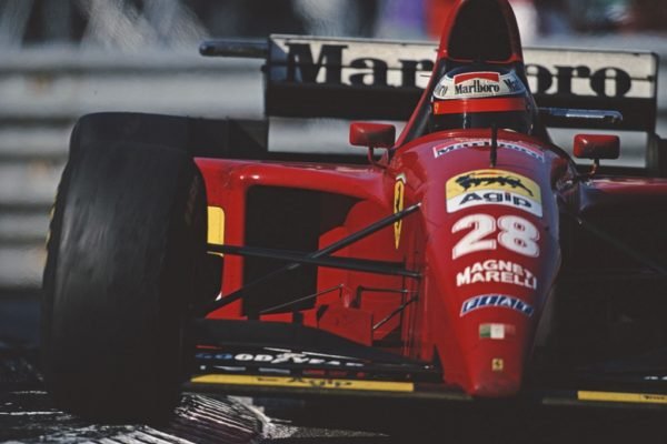 Imagem colorida de ex-piloto da Fórmula 1 em Ferrari roubada- Metrópoles