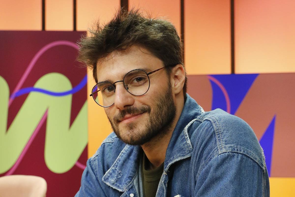 Hugo Bonemer no programa Sem Censura, usando óculos e blusa azul - Metrópoles