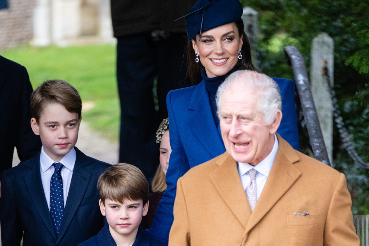 Kate Middleton e os dois filhos, atrás do rei Charles III