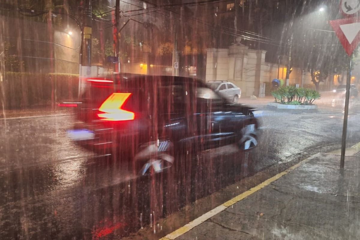 Imagem colorida mostra chuva forte em São Paulo durante a noite - Metrópoles