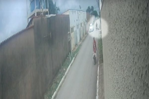 Vídeo mostra momento em que motociclista morre ao atropelar cachorro