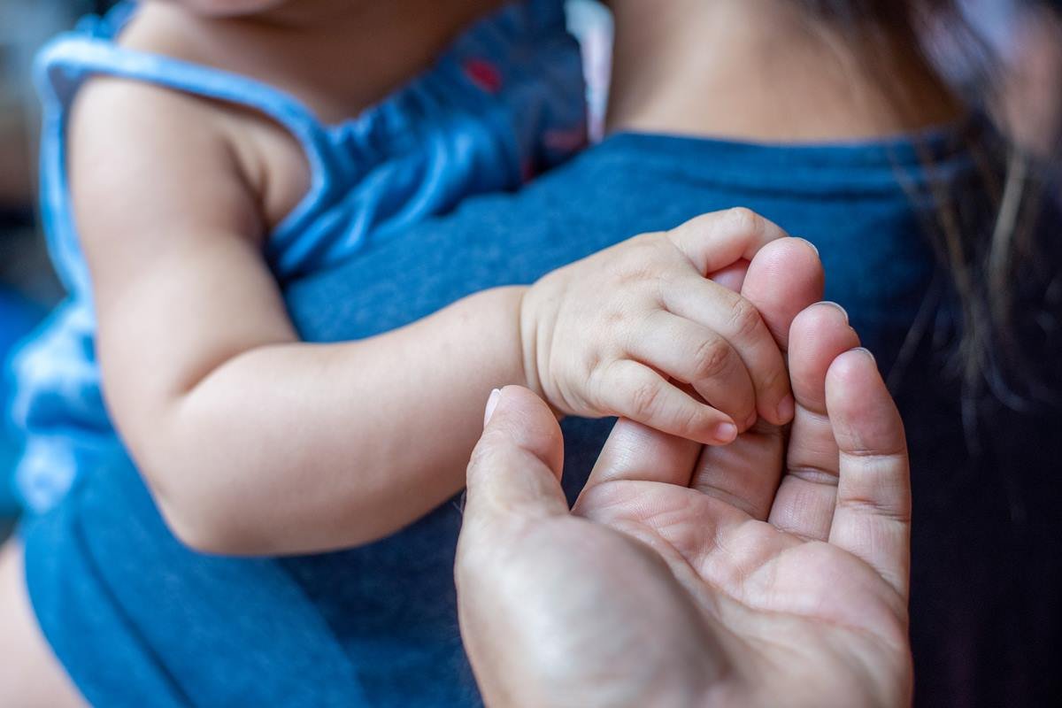 Imagem em destaque Casal coloca bebê para adoção por “não combinar com a família”
