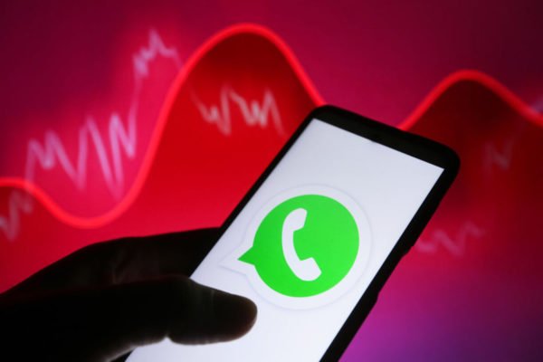 Nesta ilustração fotográfica, um logotipo do WhatsApp é visto na tela de um smartphone