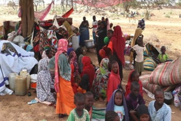 Refugiados do Sudão se abrigam sob árvores em vilarejos a 5 km da fronteira com o vizinho Chade