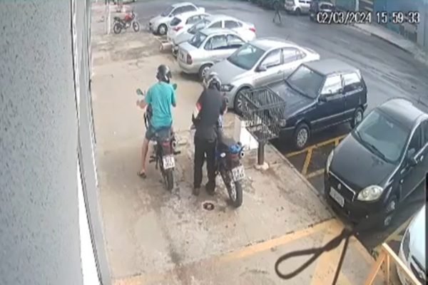 Imagens de uma câmera de segurança de um prédio flagraram o momento em que uma dupla de assaltantes tentam roubar uma moto. A tentativa do crime aconteceu na tarde do último sábado (2/3), na ADE, Conjunto 3, em Samambaia Sul.