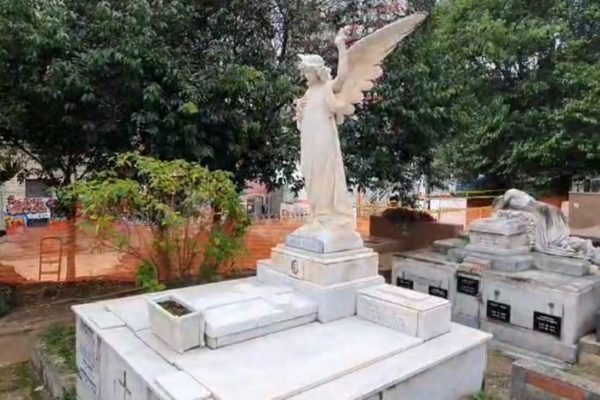 Imagem colorida mostra jazigo no cemitério da Consolação, no centro de São Paulo - Metrópoles