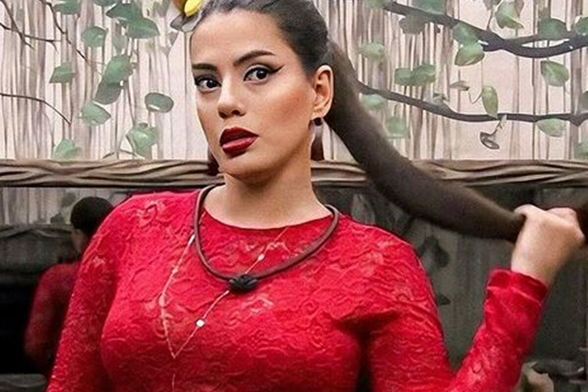 Fernanda é clicada momentos antes de mais uma festa do BBB24, com um look vermelho - Metrópoles