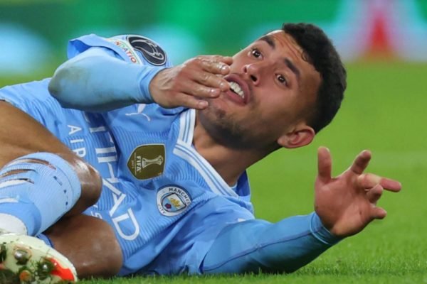 Matheus Nunes do Manchester City é substituído após deslocar um dedo durante partida da Champions League contra o F.C. Copenhagen no Etihad Stadium em 6 de março de 2024 em Manchester, Inglaterra. (Photo by