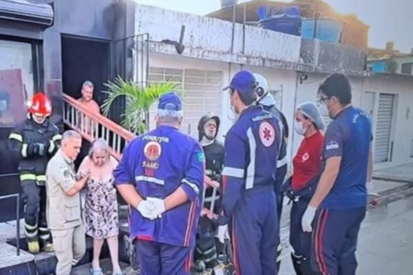 Mulher de 61 anos sendo resgatada pelo Corpo de Bombeiros após incêndio em Olinda