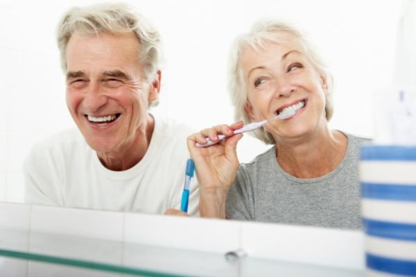 idosos felizes escovando os dentes
