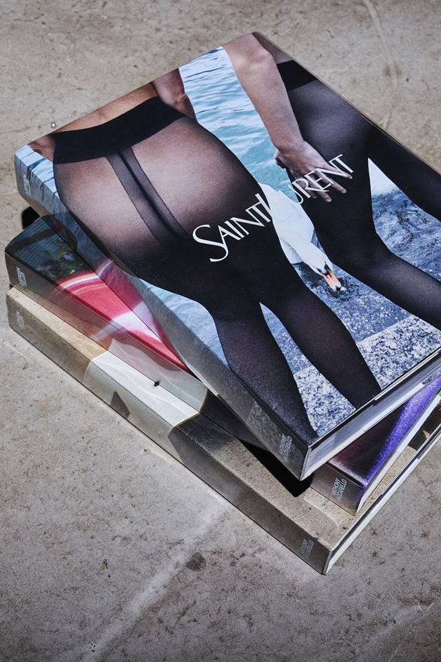 Na imagem com cor, livro da Saint Laurent - Metrópoles