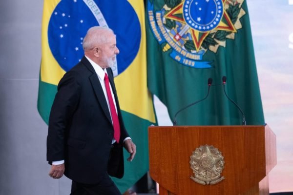 Imagem colorida do presidente Lula, no Planalto, em frente à bandeira do Brasil - Metrópoles