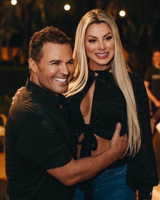 Mariana Polastreli e Eduardo Costa posam juntos e sorridentes - Metrópoles