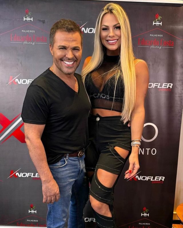 Mariana Polastreli e Eduardo Costa posam juntos e sorridentes - Metrópoles