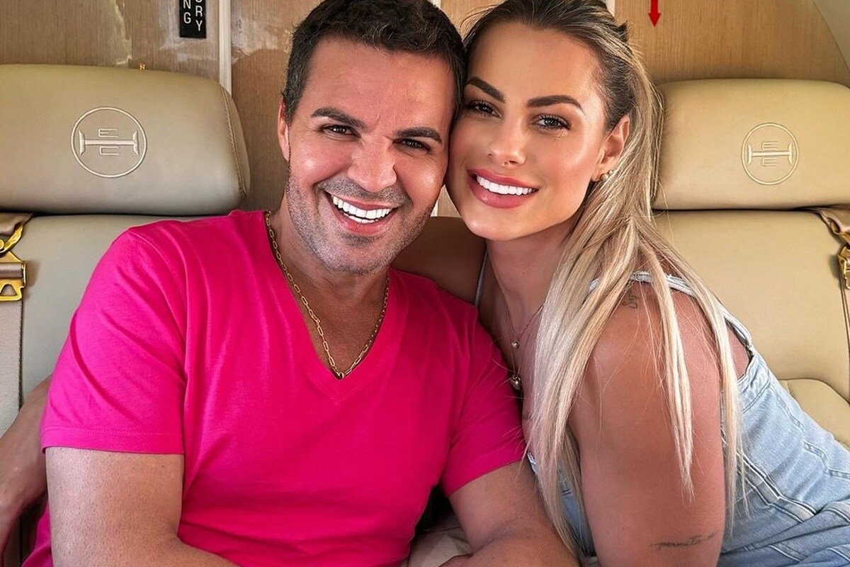 Mariana Polastreli e Eduardo Costa posam juntos e sorridentes - Metrópoles