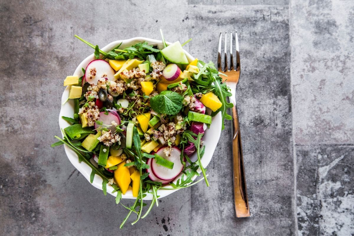 Chiclete é associado a alimentação saudável a base de salada com vários verduras e manga