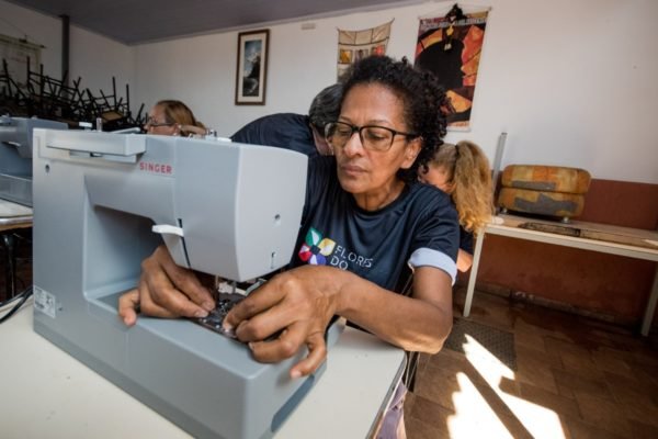 mulher costura flores do cerrado projeto - metrópoles