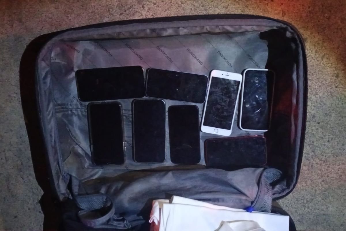 Imagem colorida mostra 9 celulares encontrados na mala de um homem que foi preso no centro de São Paulo - Metrópoles