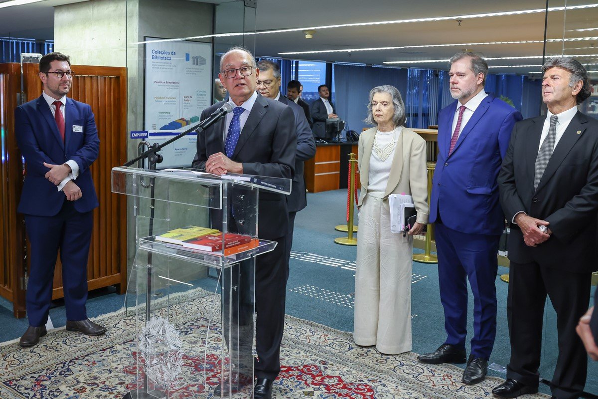 Ministro Gilmar Mendes recebe autoridades em lançamento no STF