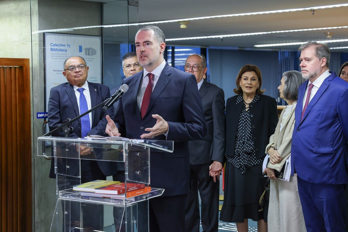 Ministro Gilmar Mendes recebe autoridades em lançamento no STF