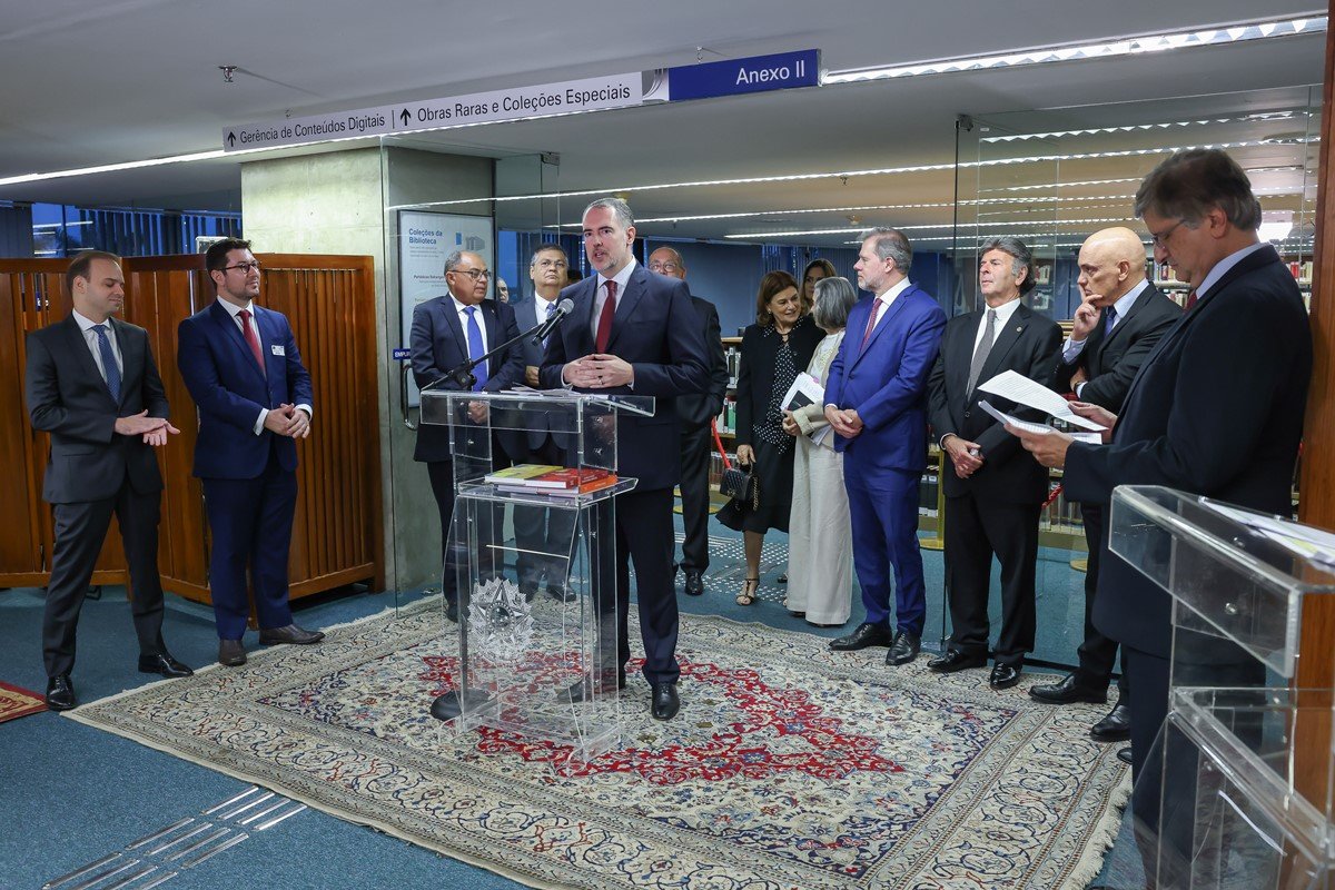 Ministro Gilmar Mendes recebe autoridades em lançamento no STF