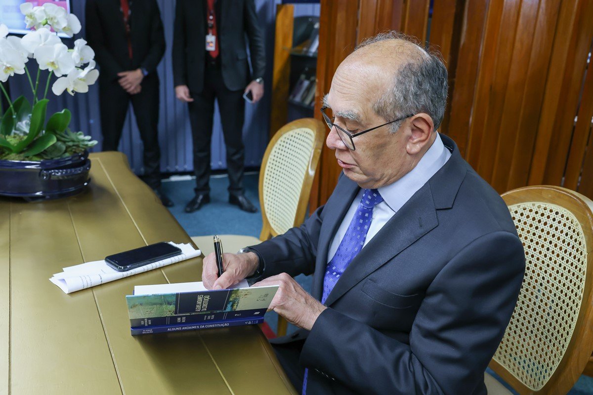 Ministro Gilmar Mendes recebe autoridades em lançamento no STF