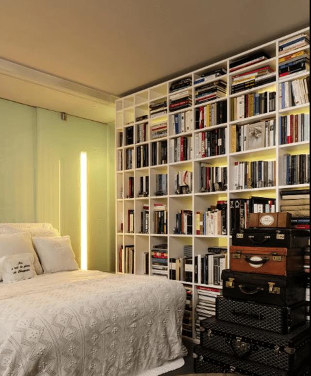 Na imagem com cor, ambientes do apartamento de Karl Lagerfeld - Metrópoles