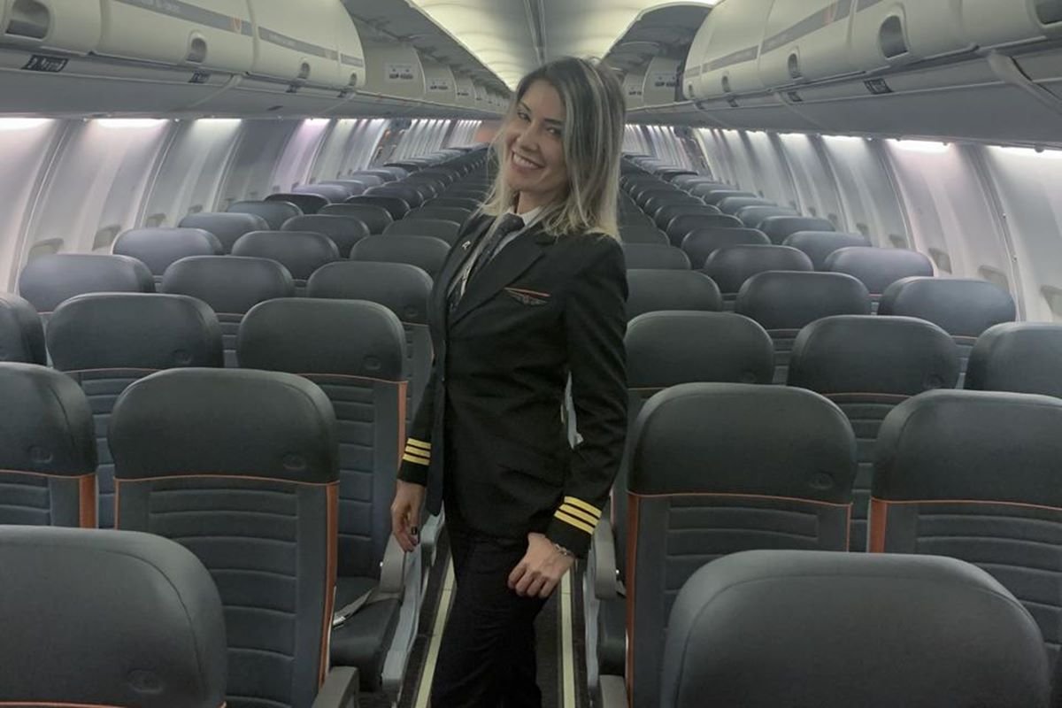 Foto colorida da piloto de avião Thais Ferreira - Metrópoles