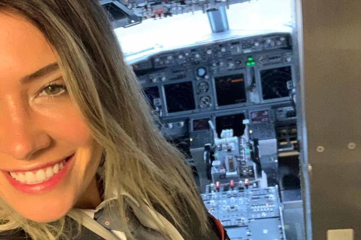 Foto colorida da piloto de avião Thais Ferreira - Metrópoles