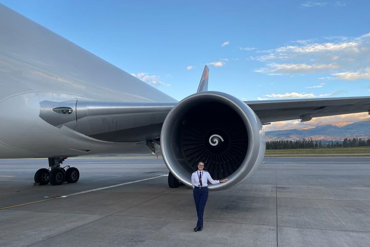 Foto colorida de Ana Carolina, co-piloto da Latam - Metrópoles