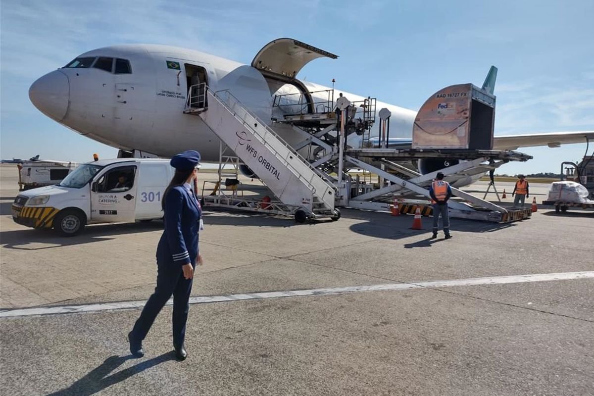 Foto colorida de Ana Carolina, co-piloto da Latam - Metrópoles