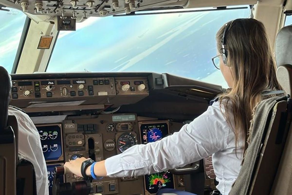 Foto colorida de Ana Carolina, co-piloto da Latam - Metrópoles