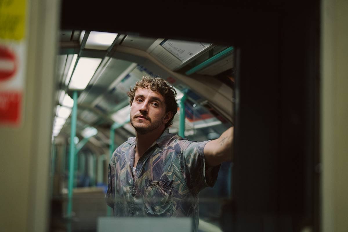 Homem com camisa florida e cabelo claro no metrô - Metrópoles 