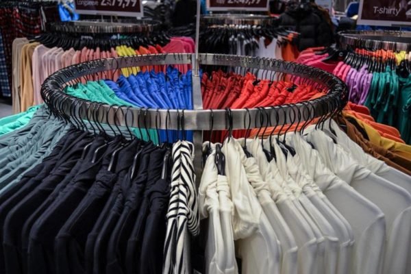 Imagem colorida de camisetas coloridas - Metrópoles